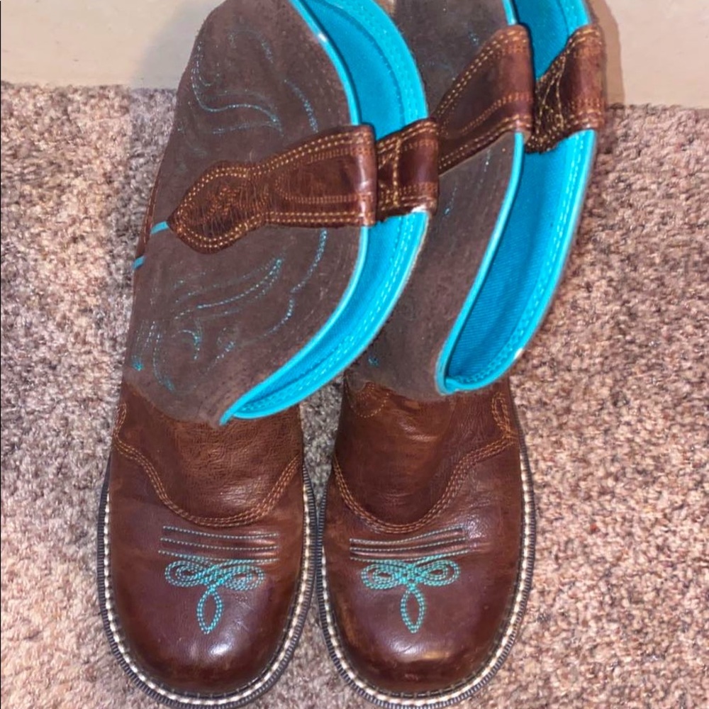 Cowgirl boots. Size 9.5. Teal leather boots.
